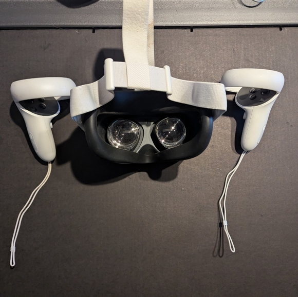 Oculus Quest 2 All-In-One Headset - Picture 2 of 2